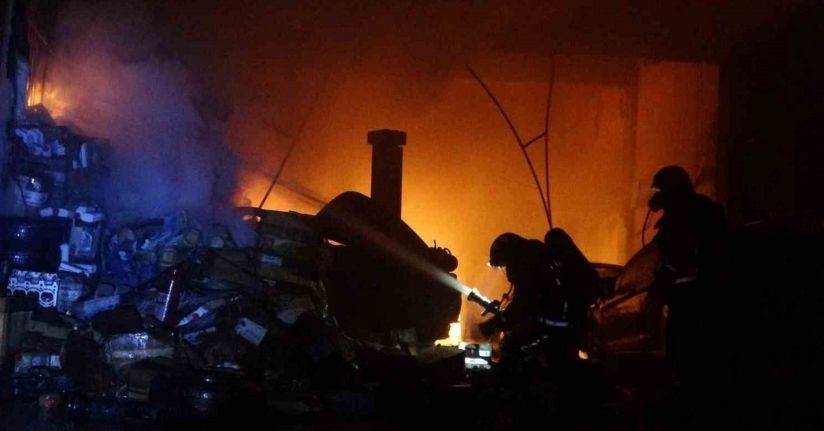 Alevlerin sardığı işyerindeki araçları kurtarmak için seferber oldular