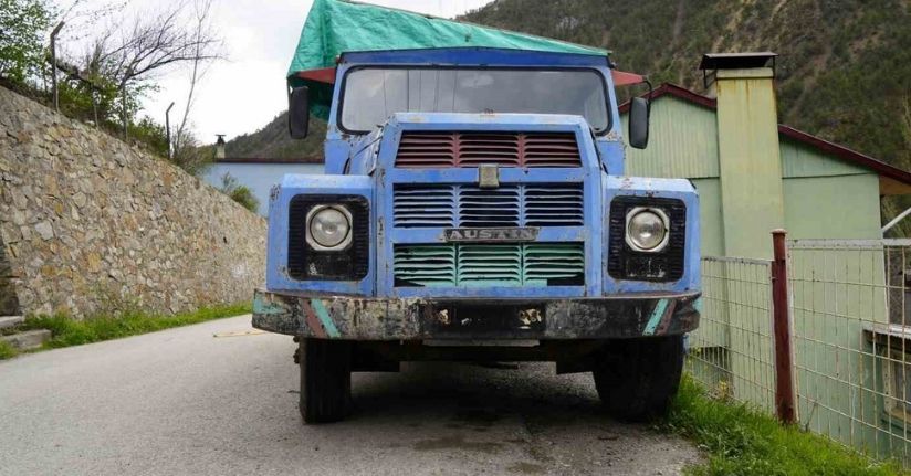 Evinin önünde odunluk olarak kullandığı kamyonu İstanbul’da ceza yedi