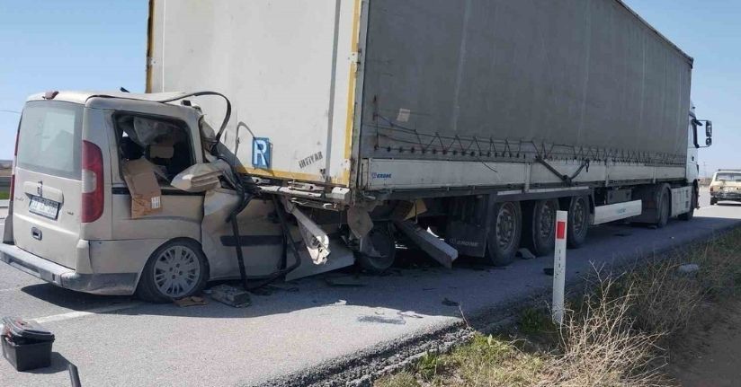 Karaman’da hafif ticari araç tırın dorsesine ok gibi saplandı: 1 ağır yaralı