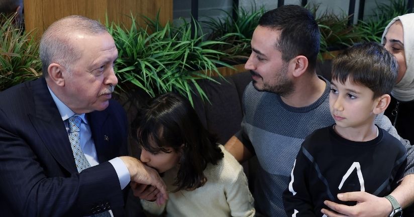 Cumhurbaşkanı Erdoğan, Beyoğlu'nda kafede vatandaşlarla sohbet etti 