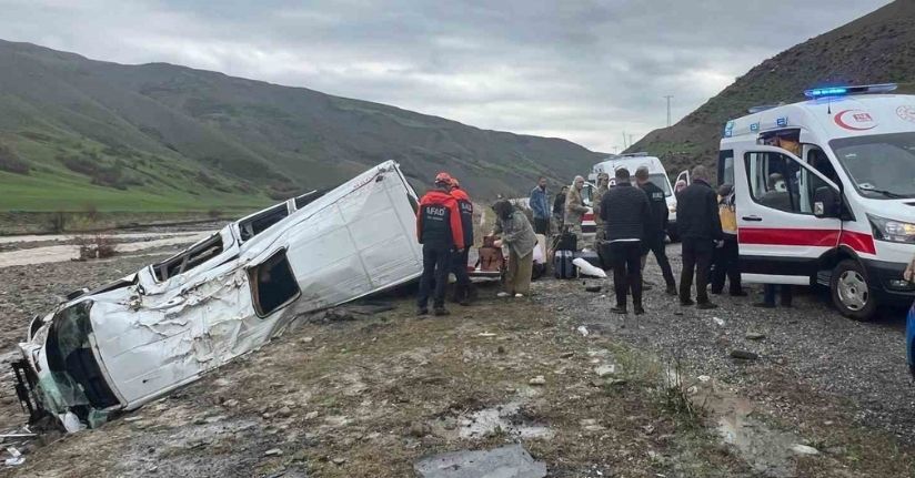 Yolcu minibüsü dere yatağına yuvarlandı: 16 yaralı