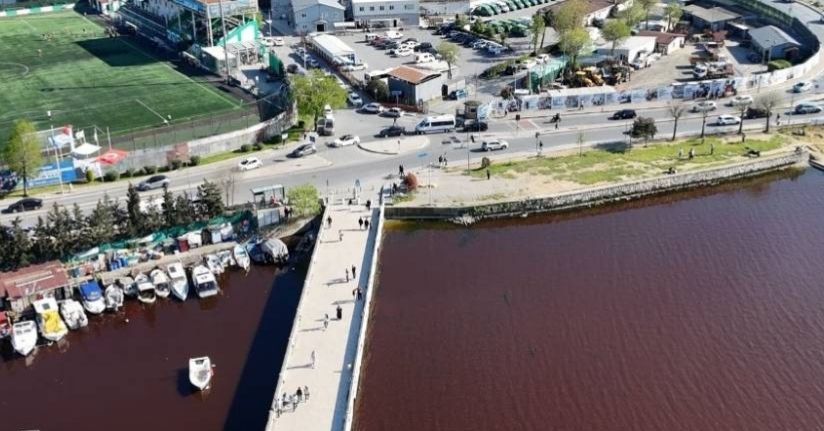 Küçükçekmece Gölü kırmızıya döndü