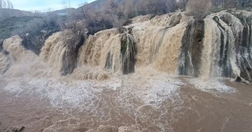 Karların erimesiyle Muradiye Şelalesi coştu