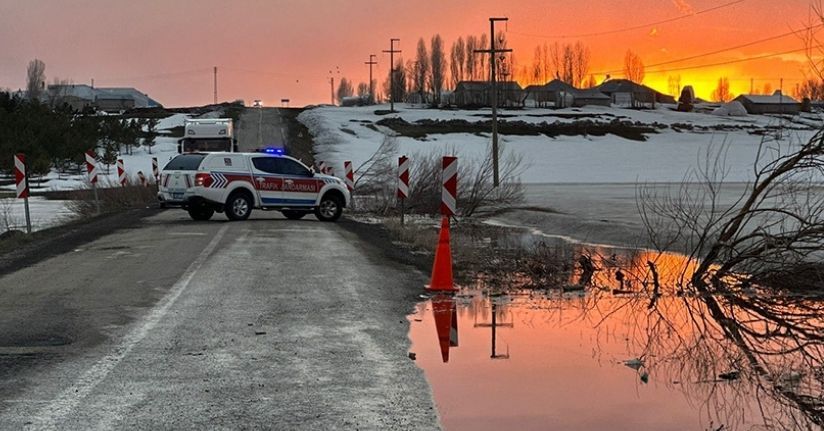 Karayazı’da gölet taştı, yol ulaşıma kapatıldı