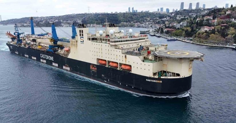 Dev boru döşeme gemisi Castorone Boğaz’dan geçti