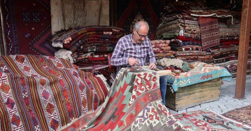 Kapadokya’da eski halılar ustaların elinde yeniden hayat buluyor
