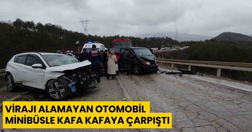 Virajı alamayan otomobil minibüsle kafa kafaya çarpıştı: 4 yaralı