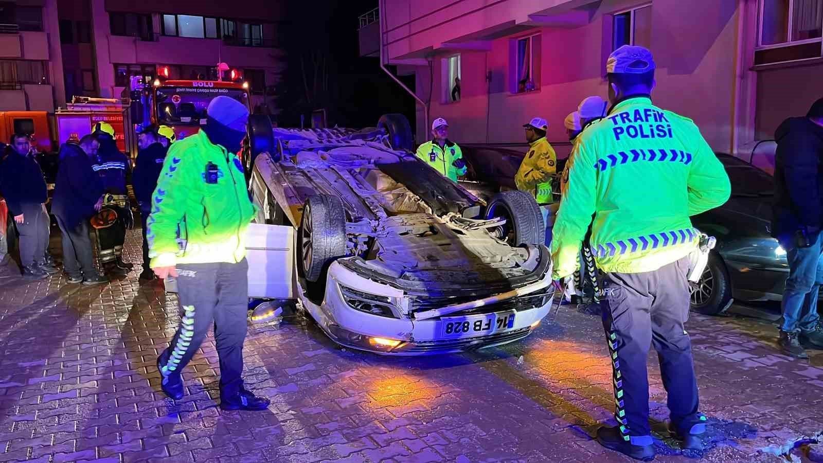 Park halindeki araçlara çarpıp takla attı: Sürücü alkolmetreye üfleyemedi
