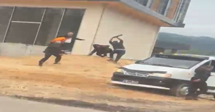 Çekici sürücüsü tartıştığı kişilerin üzerine önce aracını sürdü, ardından sopayla saldırdı