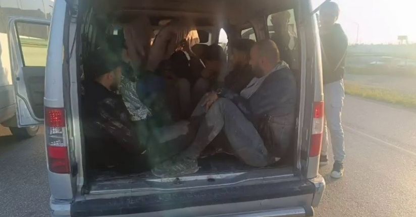 Hafif ticari araca 10 göçmen sığdıran insan tacirine 100 bin TL ceza