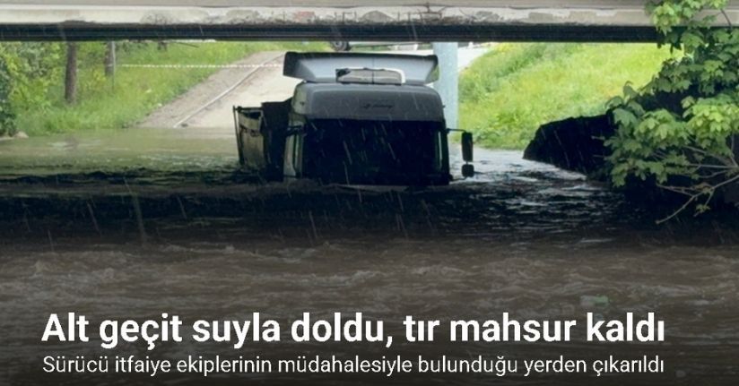 Alt geçit suyla doldu, tır mahsur kaldı