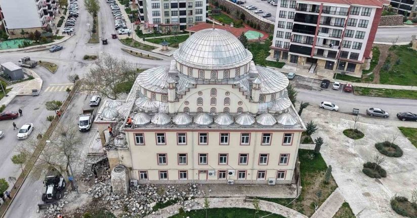 Yıldırımın minaresini yıktığı cami havadan görüntülendi