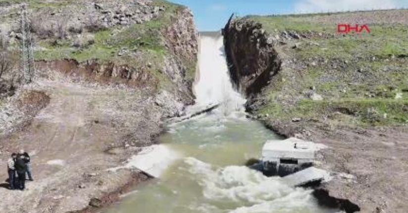 Tam doluluğa ulaşan Patnos Barajı'nda kapaklar açıldı
