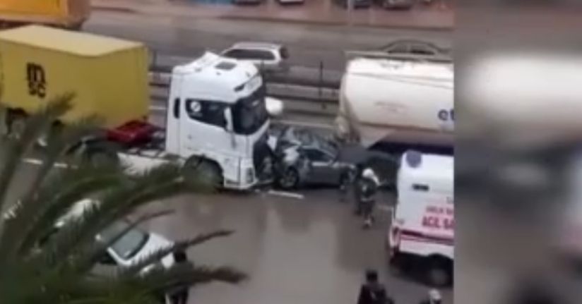 İki tırın arasında sıkışan otomobil kağıt gibi ezildi: Sürücü sağ kurtuldu