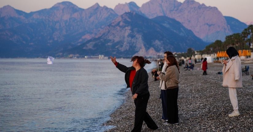 Antalya'da Hıdırellez dilekleri, günün ilk ışıklarıyla suyla buluştu