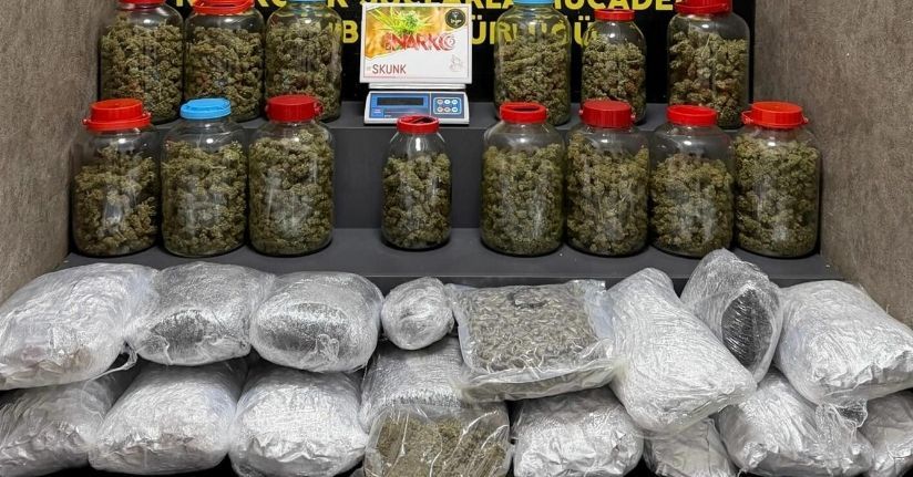 İzmir'de 39 kilo kokain, 21 kilo skunk ele geçirildi; 4 tutuklama