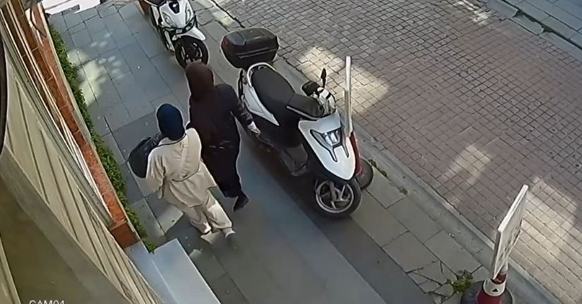 Bayrampaşa’da 7 milyonluk ziynet eşyasının bulunduğu kasayı torbaya koyup çalan iki kadın kamerada