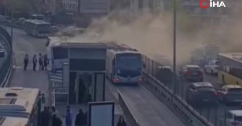 Kağıthane’de metrobüste yangın çıktı