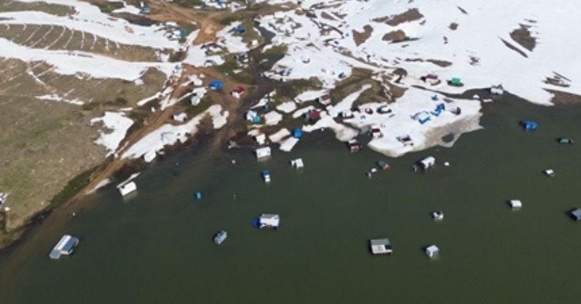 Erciyes'te kar erimeye başladı; kuruyan gölün etrafındaki karavan ve çadırlar su altında kaldı