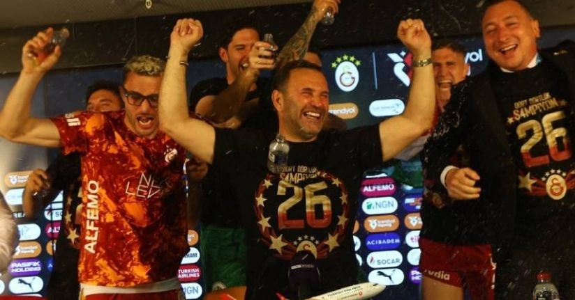 Galatasaraylı futbolculardan, basın toplantısında sulu kutlama