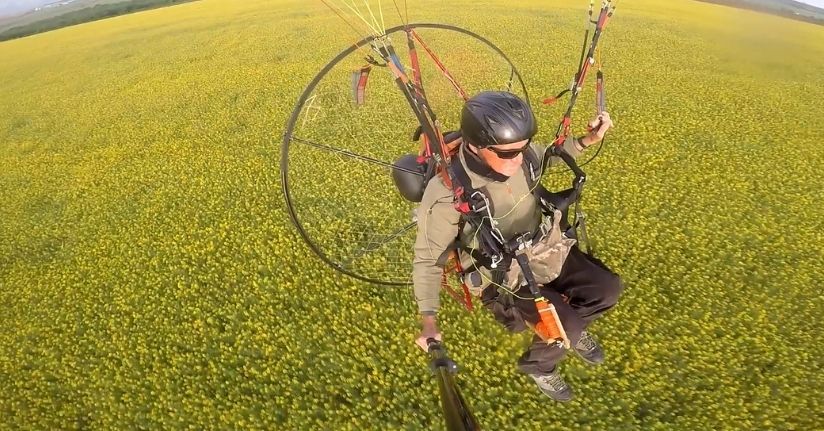 Edirne’nin 'sarı altın çiçeği’ kanola tarlaları üzerinde paramotorla uçtu