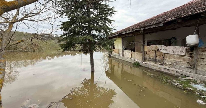 Barajın taşan suyu mahalle girişini kapattı, vatandaşın evine doldu