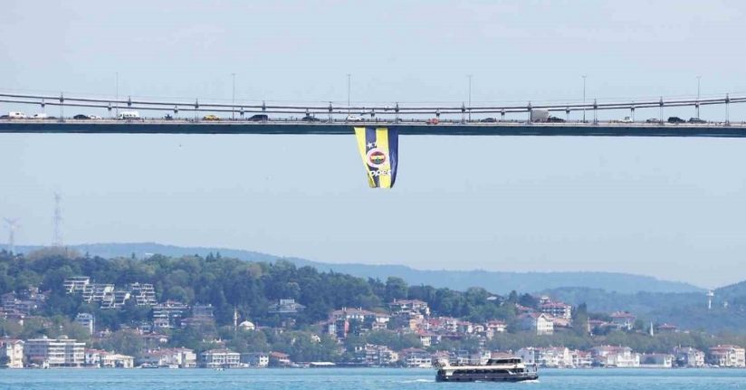 Euroleague şampiyonu olan Fenerbahçe’nin bayrakları köprülere asıldı