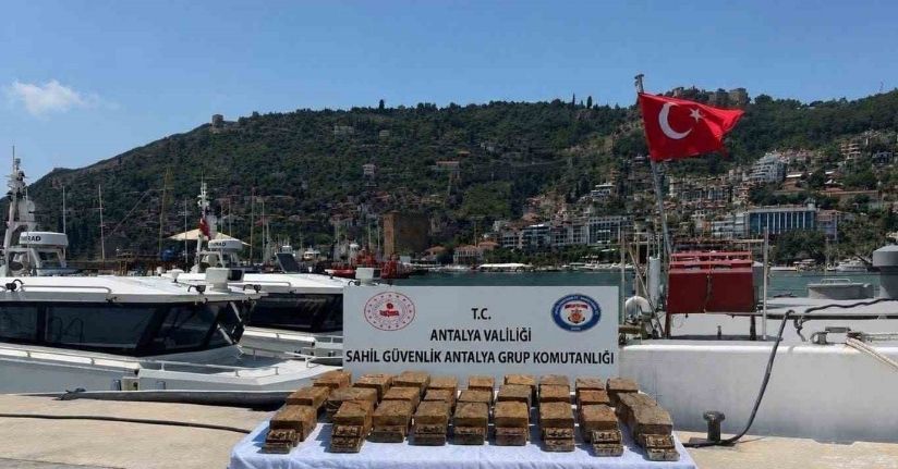 Sahile vuran şüpheli paketten 40 milyon TL’lik macun esrar çıktı