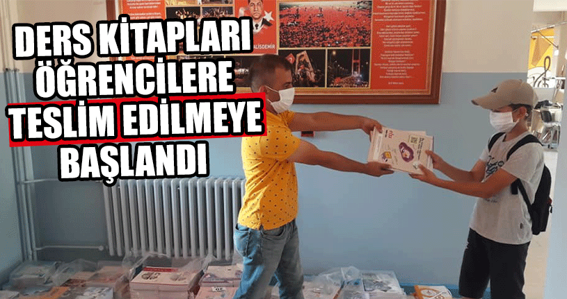 Öğrenciler Kitaplarını Teslim Alıyor