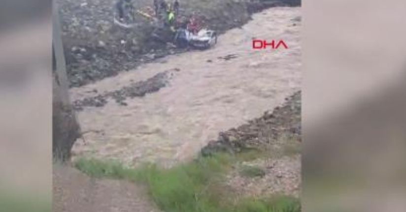 Erzincan'da otomobil, dereye yuvarlandı; 2 ölü, 1 yaralı
