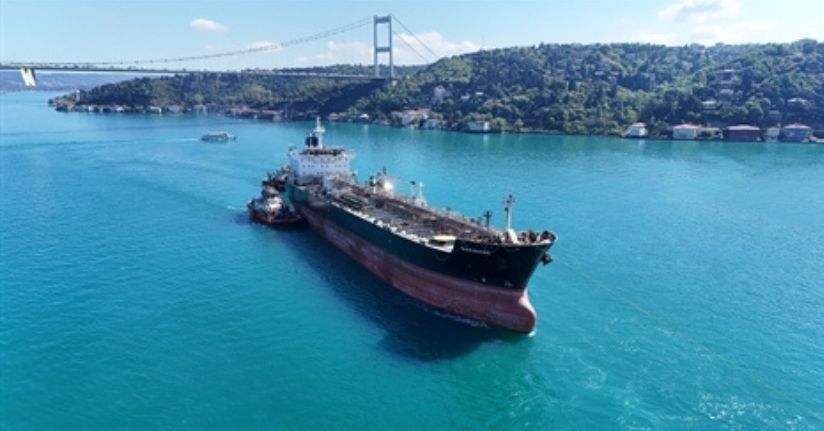 Ukrayna'da dron saldırısına uğrayan Marquise İstanbul Boğazı'ndan geçt
