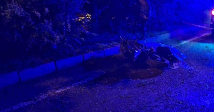 Devrilen motosiklet sürücüsü öldü
