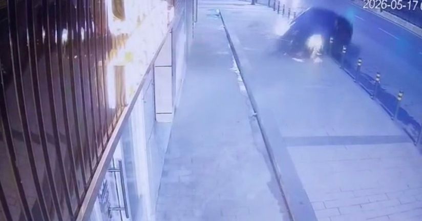 Şişli’de kontrolden çıkan lüks otomobil dükkana daldı: O anların görüntüsü ortaya çıktı