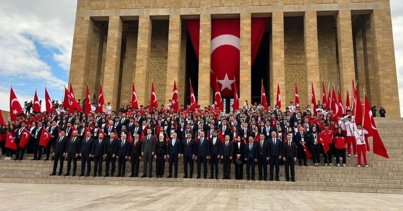 Bakan Bak, gençler ve sporcularla birlikte Anıtkabir'i ziyaret etti