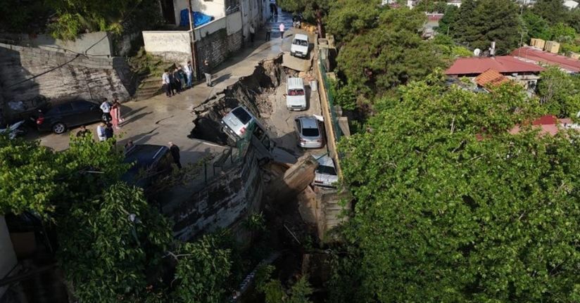 Aşırı yağışla birlikte çöken yol 5 aracı yuttuAşırı yağışla birlikte çöken yol 5 aracı yuttu