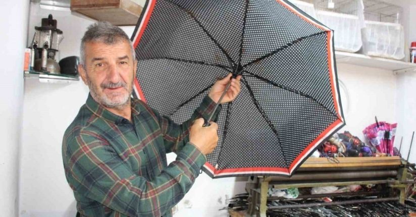 Yağmurun başkentinde 40 yıllık şemsiye tamircisi