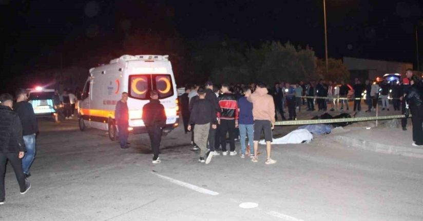 Çöp kamyonuyla çarpışan motosikletteki 2 genç hayatını kaybetti