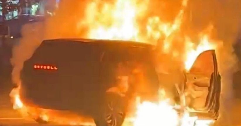 Alev topuna dönen Skywell elektrikli SUV yangın battaniyesi kullanılarak söndürüldü