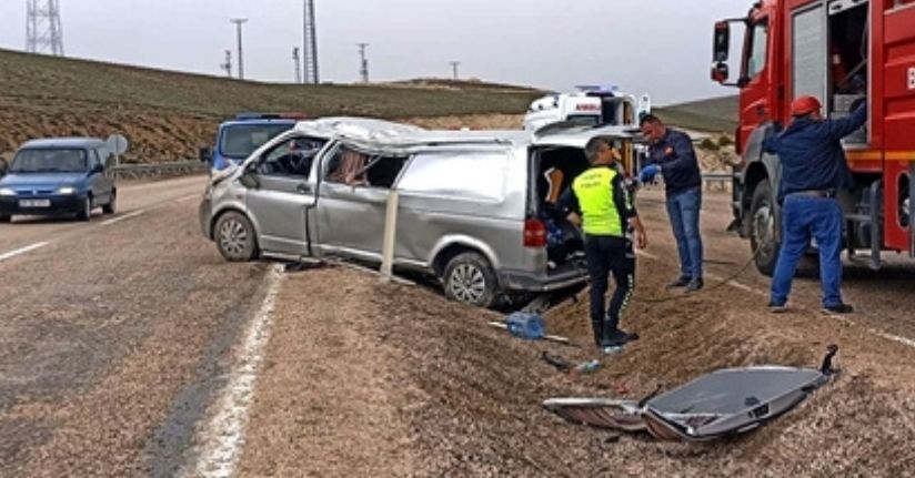 Sivas'ta minibüs devrildi: 1 ölü, 8 yaralı