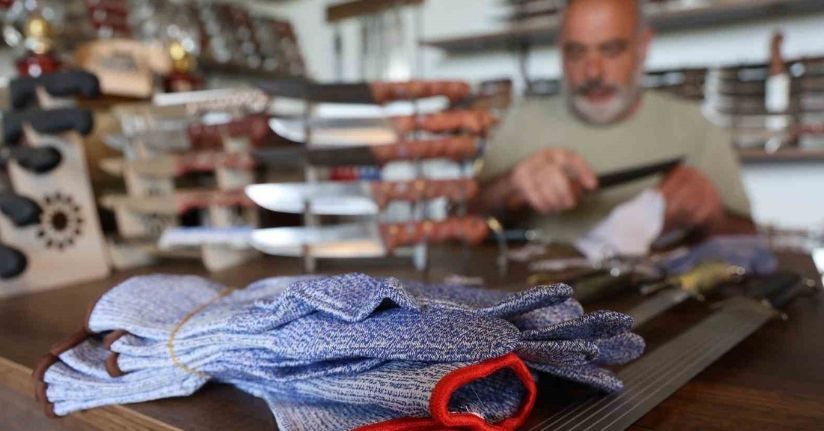 40 yıllık kasap, kesilmez eldiveni bıçakla test ederek acemi kasapları uyardı