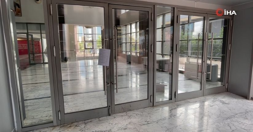 CHP Genel Merkezi girişine 