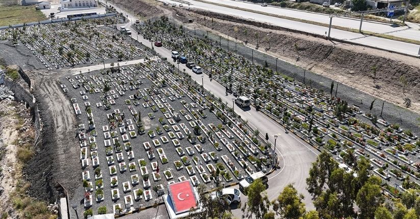 Hatay’da deprem şehitliğinde buruk Kurban Bayramı