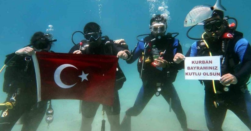 Fethiye’de dalgıçlardan ’ıslak’ bayram kutlaması