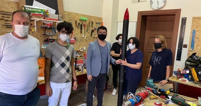 Öğretmen, öğrencileri ile 500 metre uçuş yapabilen roket üretti