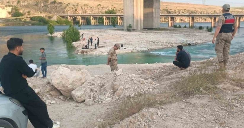 Piknik yapan 8 kişi sular yükselince mahsur kaldı