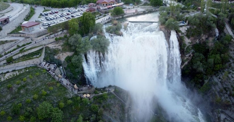 Tortum Şelalesi’ne bayramda ziyaretçi akını