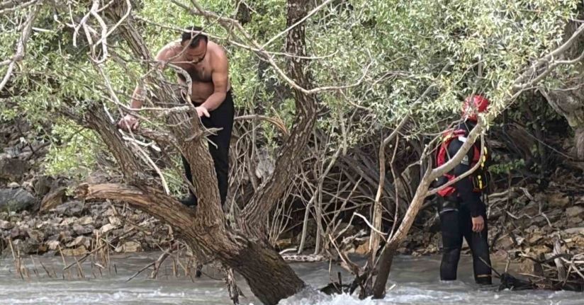 Pülümür Çayı’nda mahsur kalan şahsı jandarma kurtardı