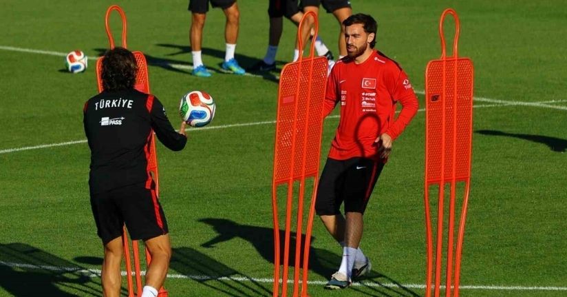 Milliler antrenmanda basın mensuplarıyla bayramlaştı