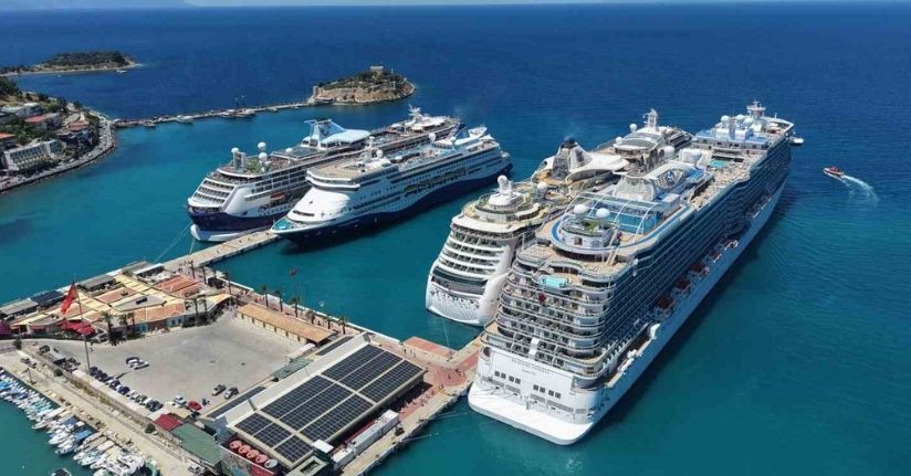 Kuşadası’na 4 kruvaziyer ile 9 bin turist geldi