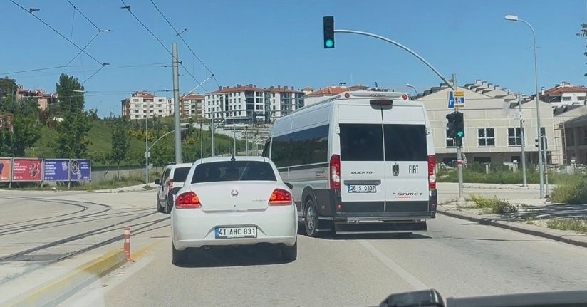 Servis aracını otomobilin üzerine böyle sürdü